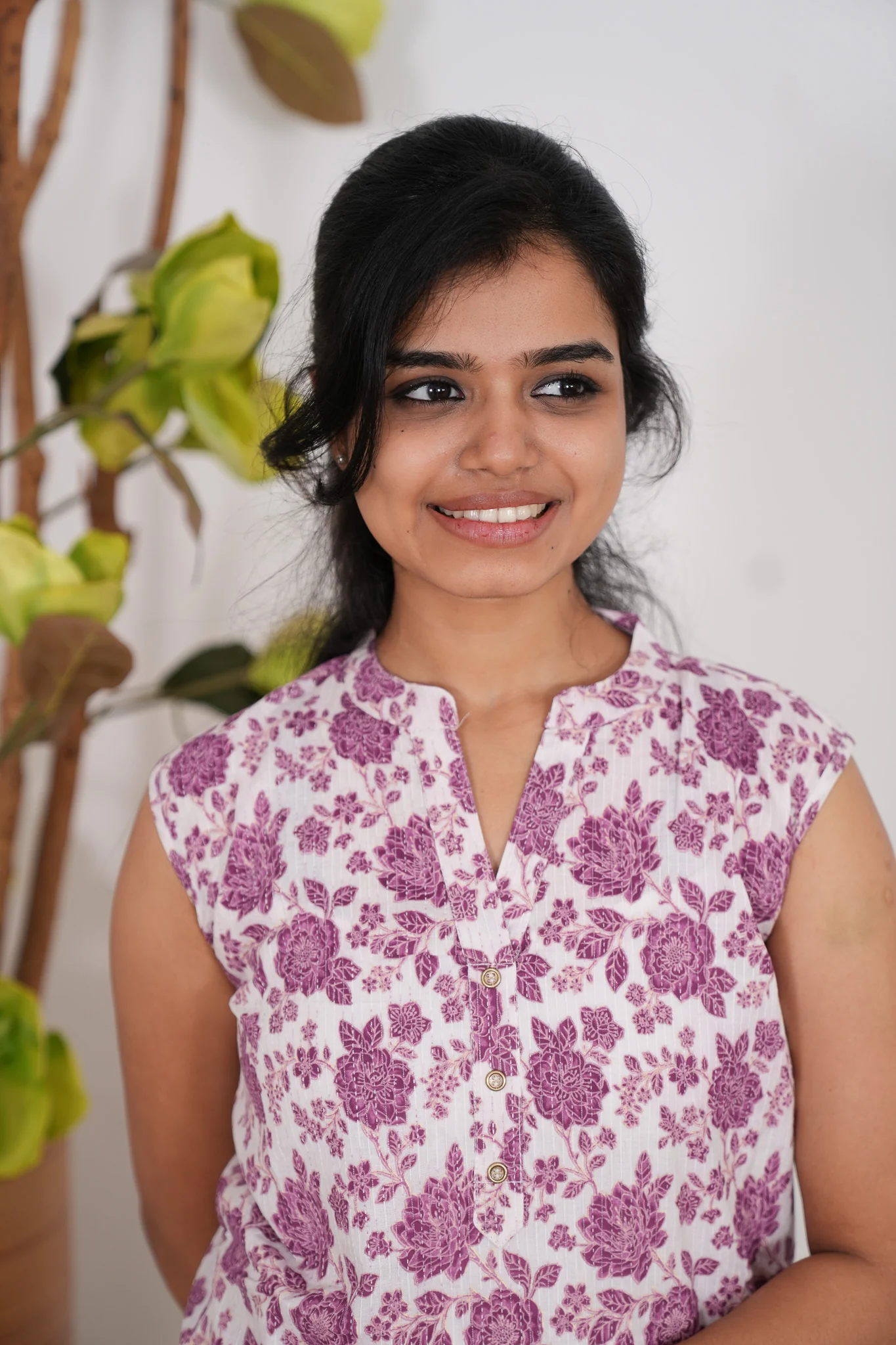 White with magenta cotton short kurti (attached sleeves) - Image 3